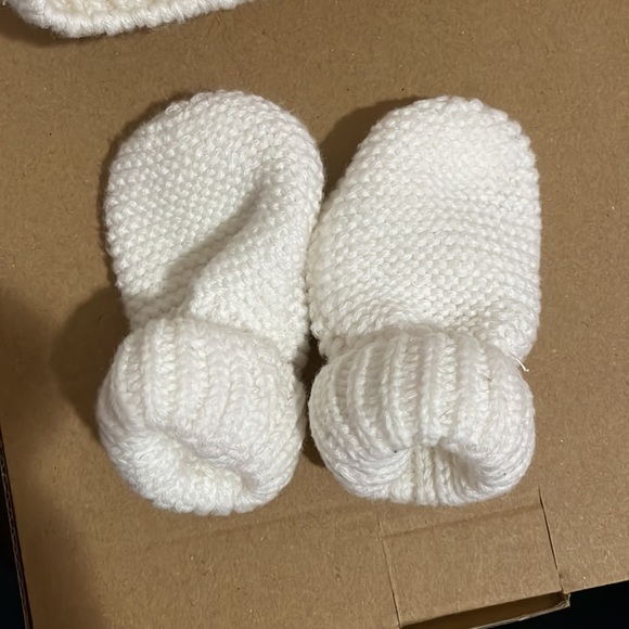 Baby bear knit beanie and mitten set size 0-12months - Picture 4 of 4